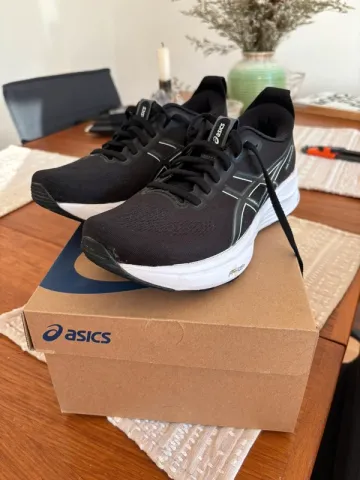 Used Asics Gel Kayano 32 Running Shoes