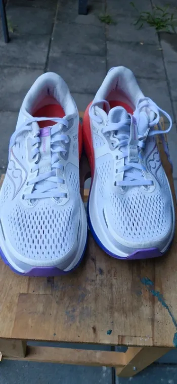 Used Saucony Guide 18 Running Shoes