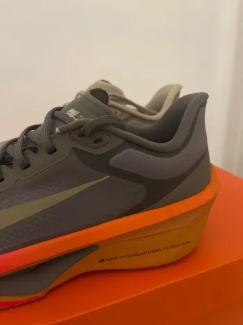 Used Nike Zoom Fly 6 bike — image 5 of 9