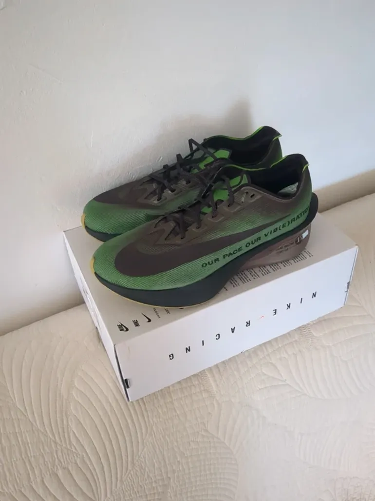 Used Nike ZoomX Vaporfly Next% 4 bike — image 2 of 11