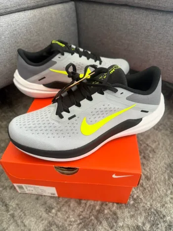 Used Nike Air Winflo 10 Running Shoes