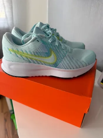 Used Nike Run DEFY Running Shoes