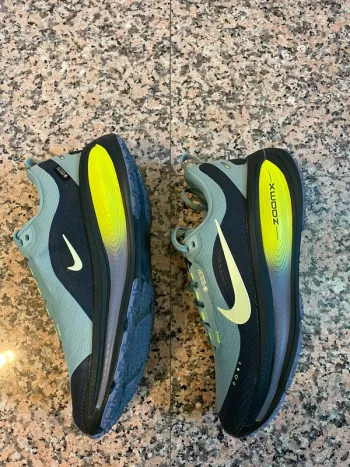 Used Nike Vomero 18 Gore-Tex bike — image 3 of 4