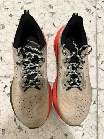 Używany Asics Novablast 4 TR Running Shoes