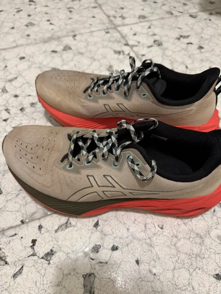 Used Asics Novablast 4 TR bike — image 2 of 3