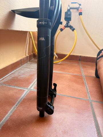 Used Fox 36 Float Rhythm Air Grip 2025 bike — image 3 of 8