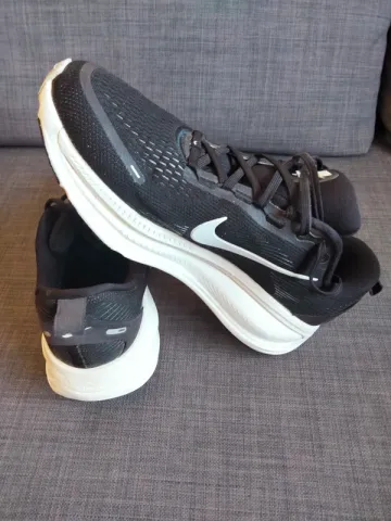 Nike Vomero 18 Running Shoes usato