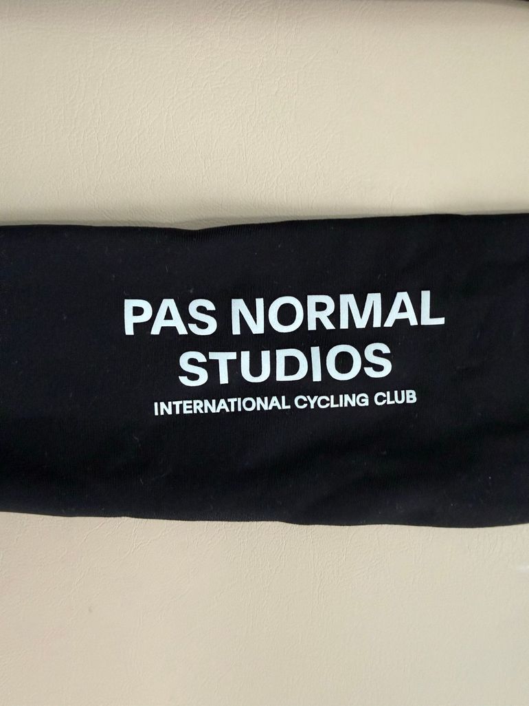 Pas Normal Studios Logo Arm UV Protector bike usato — immagine 2 di 5