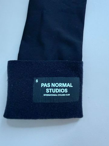 Tweedehands Pas Normal Studios Logo Arm UV Protector bike — afbeelding 3 van 5