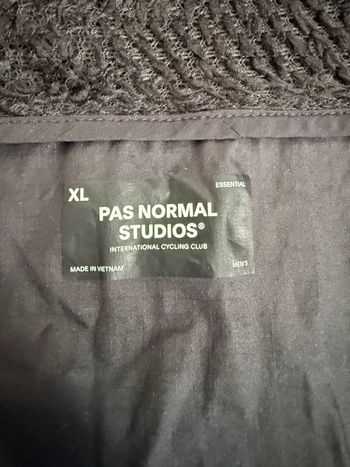 Pas Normal Studios Essential Insulated Jacket bike d'occasion — image 7 sur 9
