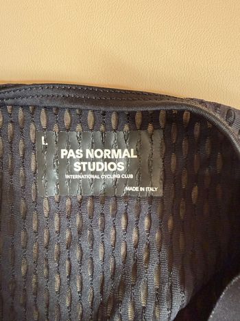 Używany Pas Normal Studios Escapism Cargo Bib Shorts bike — zdjęcie 6 z 6