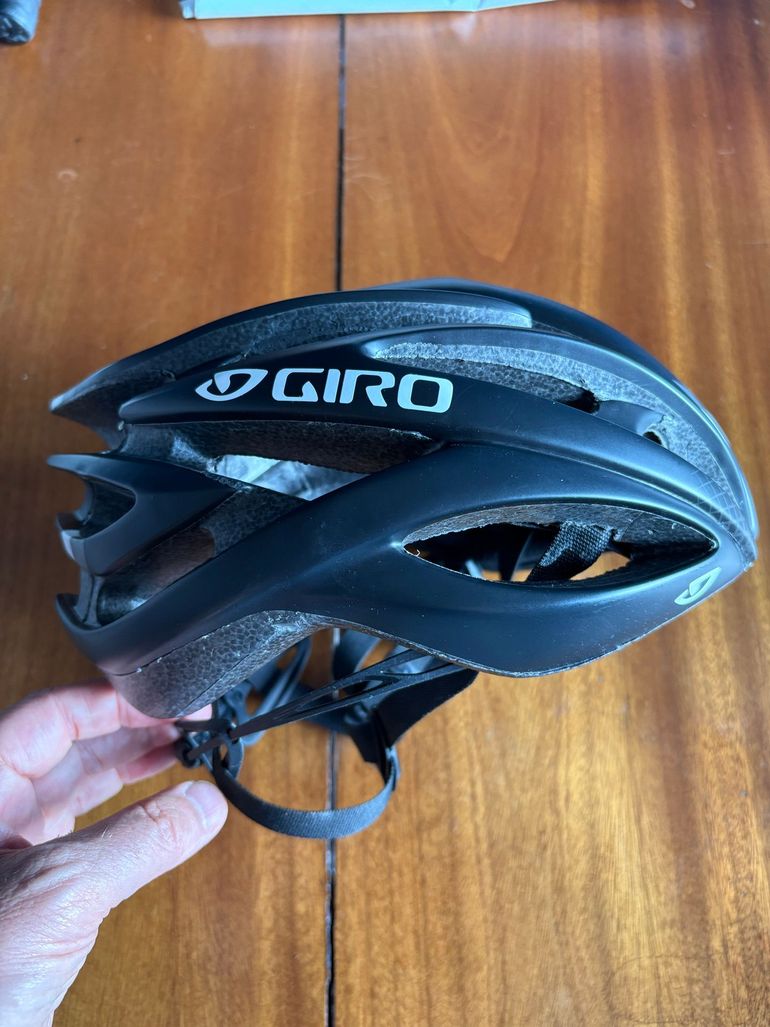 Brugt Giro Atmos II Helmet 2024 bike — billede 2 af 3