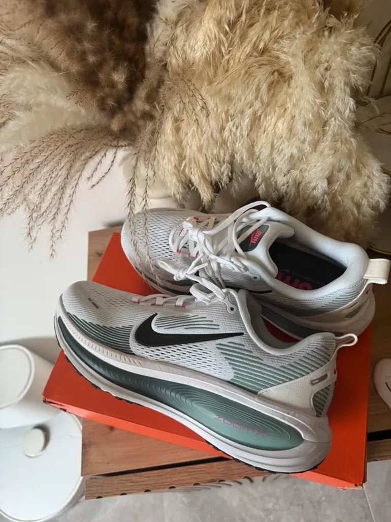 Used Nike Vomero 18 bike — image 4 of 12