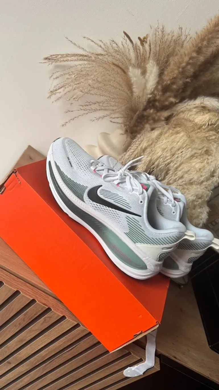 Used Nike Vomero 18 bike — image 2 of 12