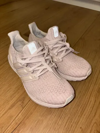 Käytetty Adidas Ultraboost Running Shoes