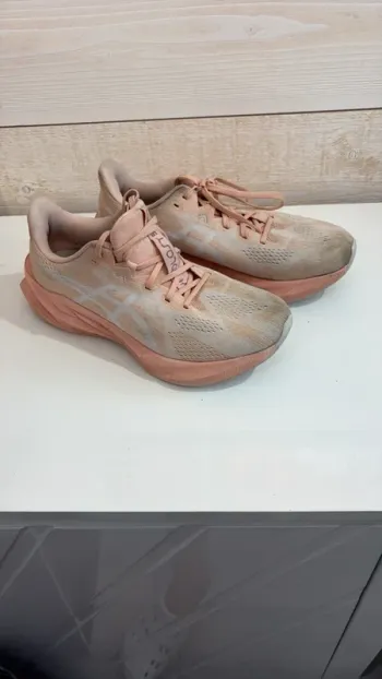 Použité Asics Novablast Running Shoes