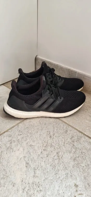 Käytetty Adidas Ultraboost DNA 5 Running Shoes