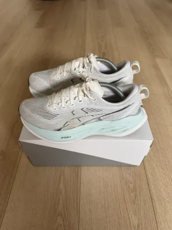 Używany White Superblast 2 Running Shoes