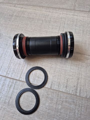 Used Race Face Cinch BSA Bottom Bracket Drivetrain & Pedals