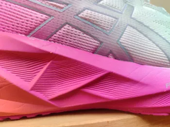 Asics Novablast 5 bike d'occasion — image 9 sur 12