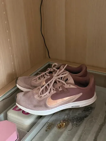 Käytetty Rose Nike running shoes Running Shoes