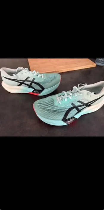 Käytetty Asics Metaspeed Sky Paris Running Shoes