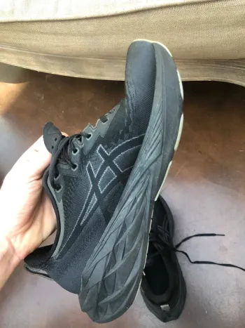 Asics Novablast 4 bike usato — immagine 5 di 6