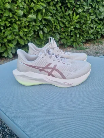 Gebrauchtes Asics Novablast 6 Running Shoes
