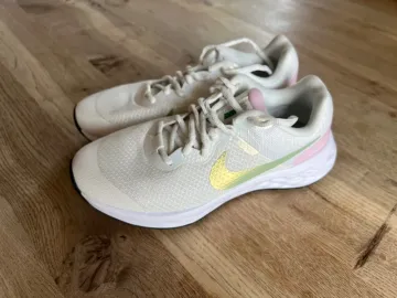 Käytetty Nike Revolution 6 Running Shoes