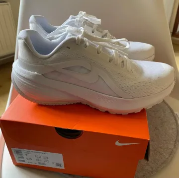 Käytetty Nike Downshifter 14 Running Shoes