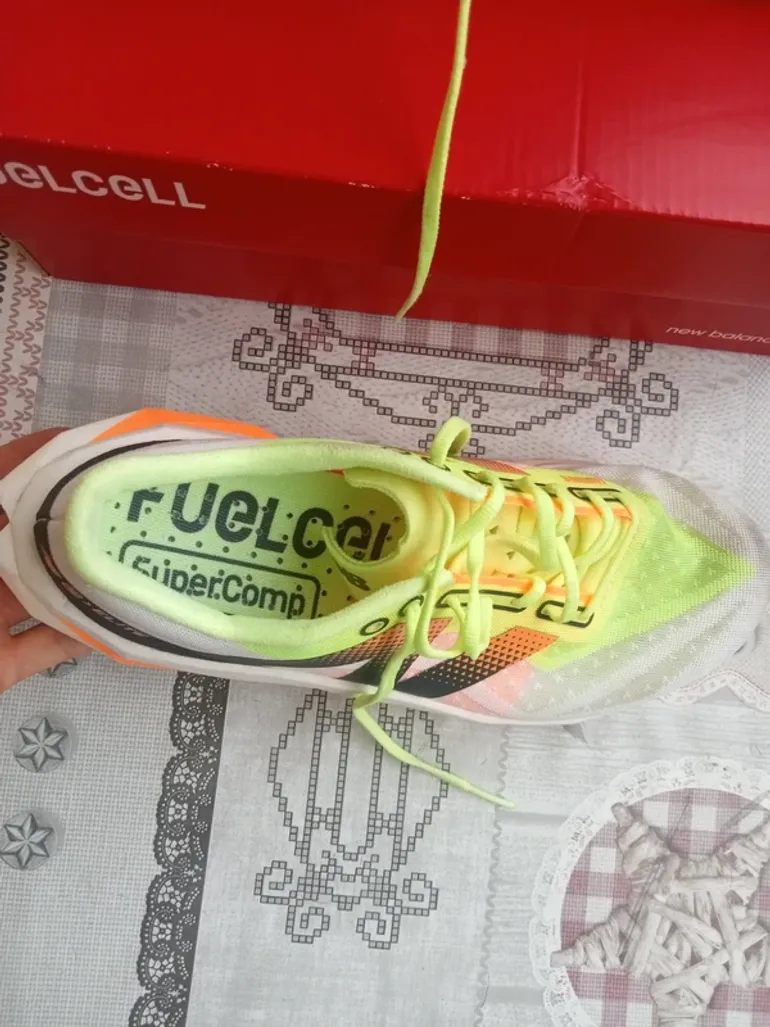 Used New Balance FuelCell SuperComp Elite v4 bike — image 3 of 8