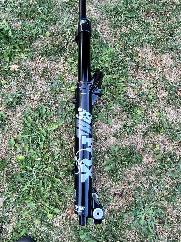 Fox 38 Performance GRIP 2026 bike d'occasion — image 2 sur 4