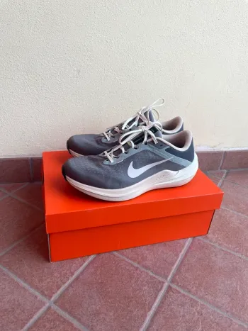 Used Nike WinFlo 10 Running Shoes