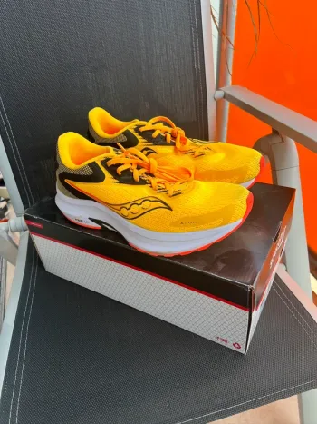 Used Saucony Axon 2 Running Shoes