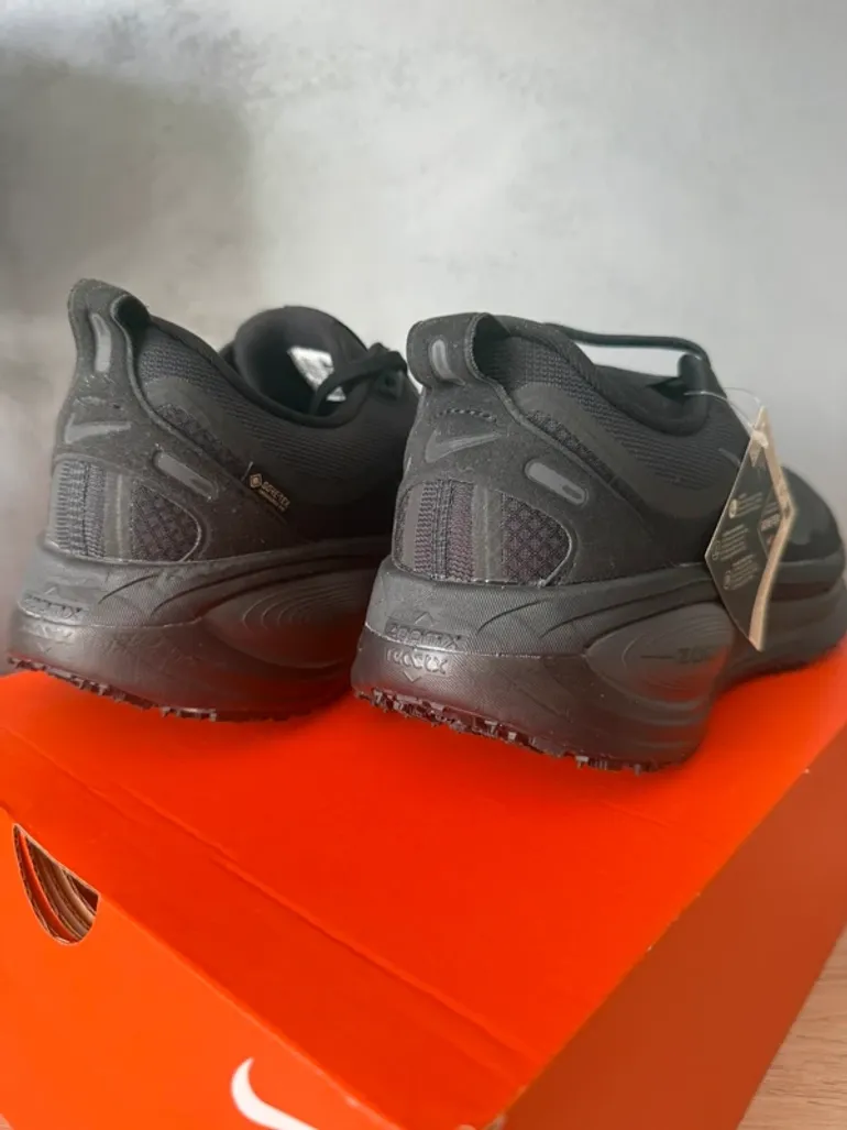 Used Nike Vomero 18 GTX bike — image 8 of 15