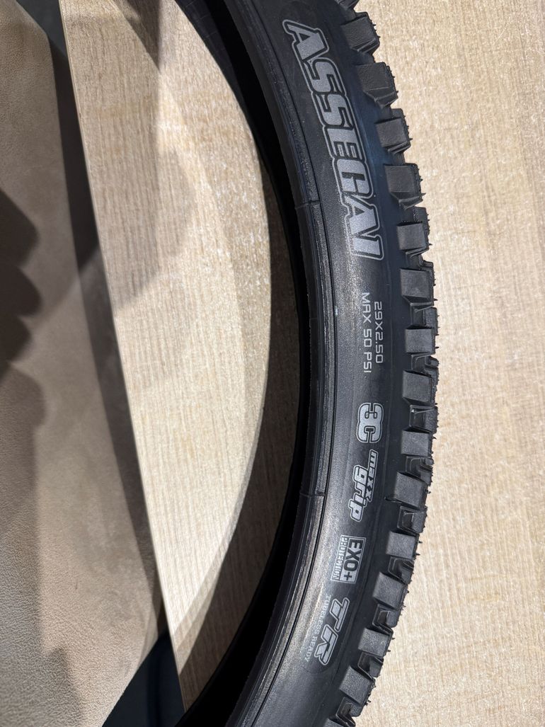 Brugt Maxxis ASSEGAI 2026 bike — billede 2 af 2