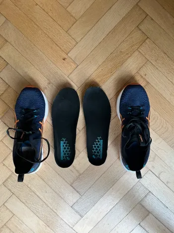 Asics Laufschuhe mit Gel Dämpfung bike usato — immagine 3 di 6