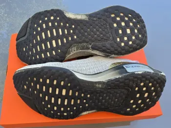 Used Nike ZoomX Invincible 3 bike — image 5 of 6