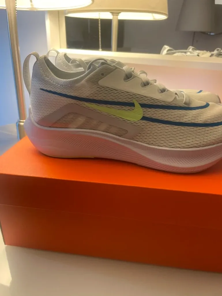 Tweedehands Nike Zoom Fly 4 bike — afbeelding 2 van 9