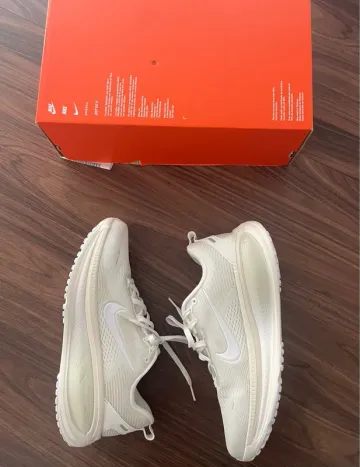 Used White Vomero 18 Running Shoes
