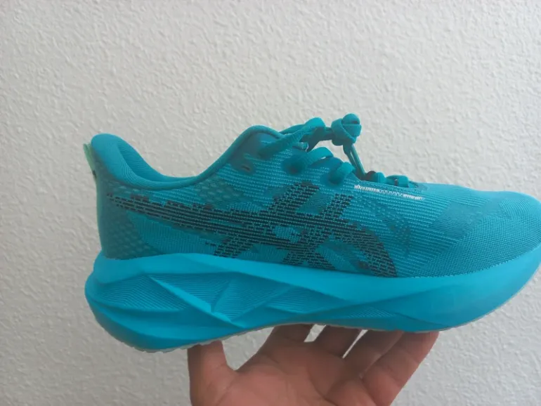 Used Asics Novablast 5 LE bike — image 2 of 8