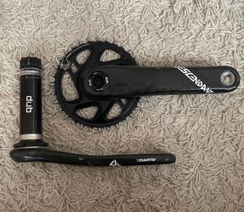Używany Truvativ Descendant Carbon Crank Drivetrain & Pedals