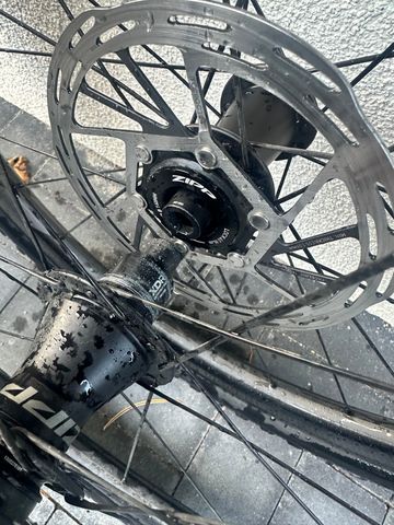 Tweedehands Zipp 303 Firecrest 2024 bike — afbeelding 3 van 8