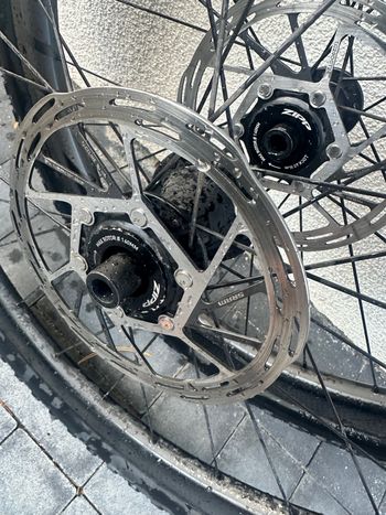 Brugt Zipp 303 Firecrest 2024 bike — billede 4 af 8