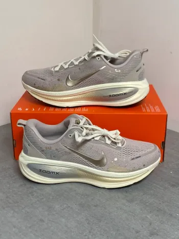 Używany Nike Vomero 18 SE Running Shoes