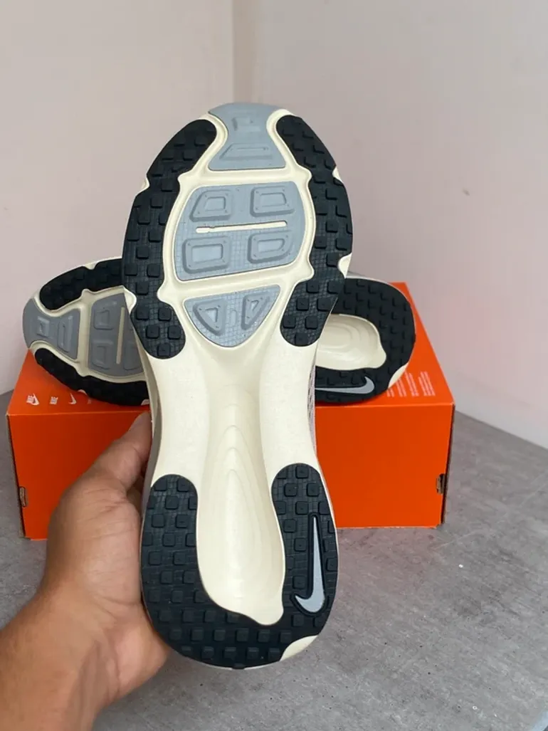 Używany Nike Vomero 18 SE bike — zdjęcie 9 z 15