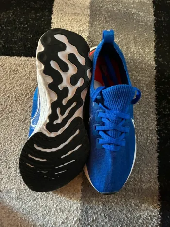 Used Nike Running Shoes bike — image 3 of 5