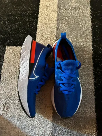 Used Nike Running Shoes bike — image 2 of 5