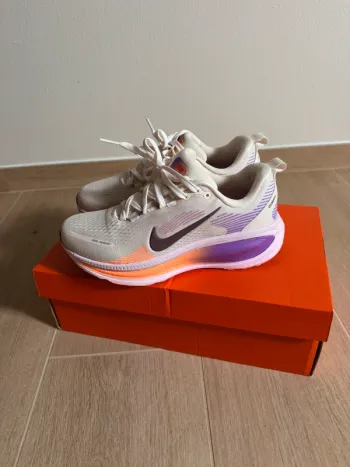 Käytetty Nike Vomero 8 Running Shoes