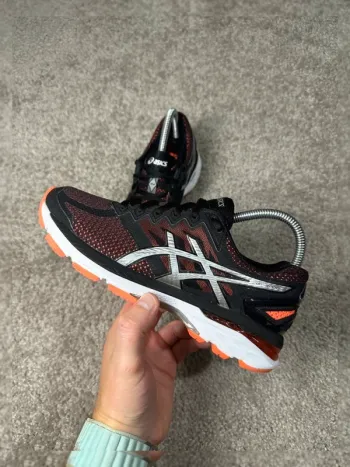 Käytetty Asics GT-2000 Running Shoes